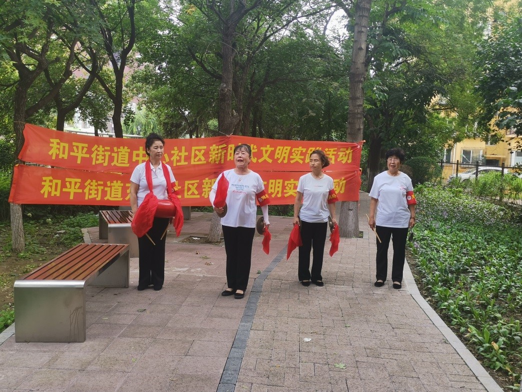 中心社區(qū)的居民們在口袋公園里表演三句半。鞍山市委宣傳部供圖