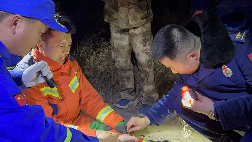 “我不想讓爸爸媽媽看到，我出警受傷時的樣子。”游客受傷被困深山，葫蘆島市朝陽路消防救援站戰(zhàn)斗班長李碩轉(zhuǎn)移受傷游客下山時，腳掌被樹根穿破。