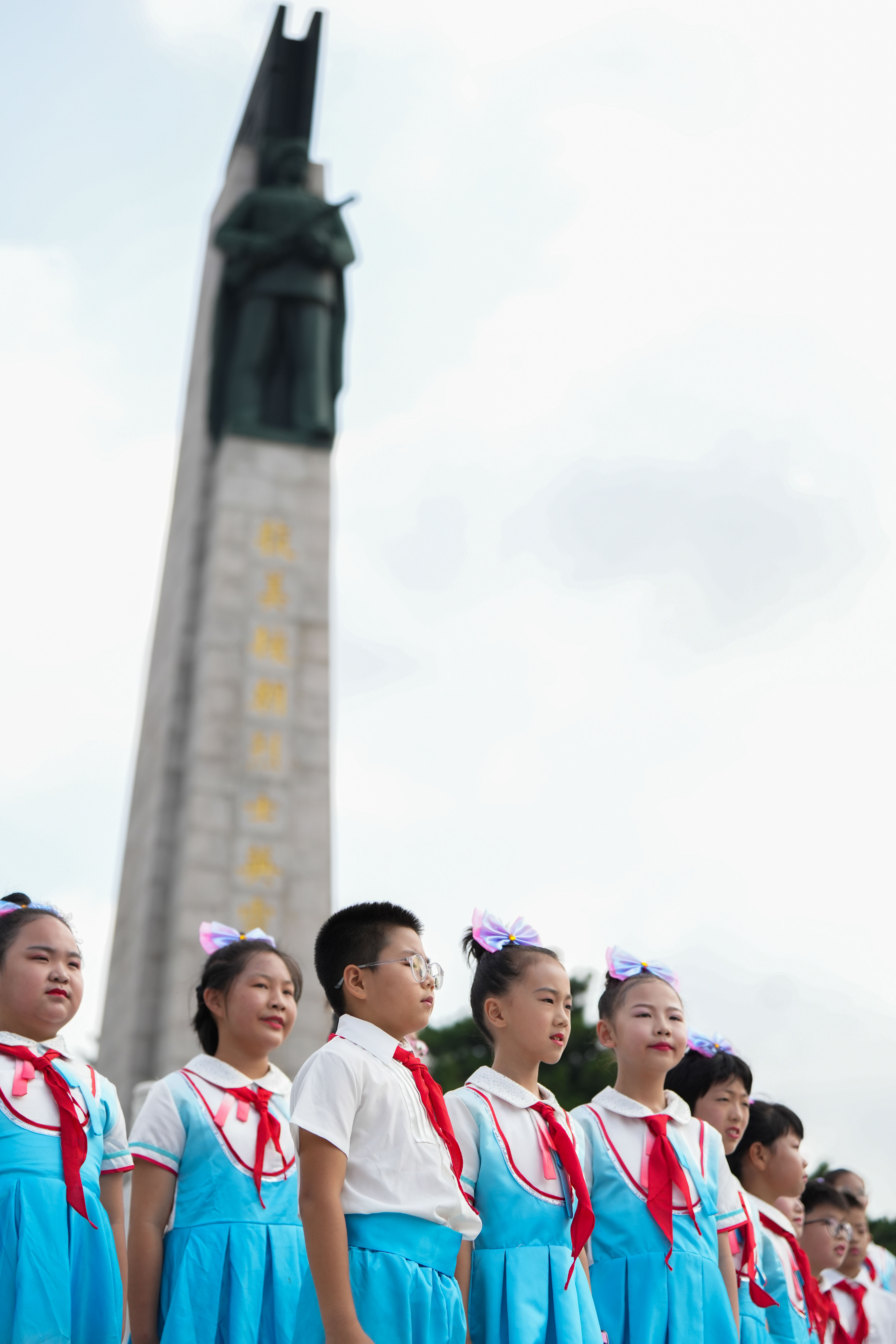 7月27日，志愿軍老戰(zhàn)士、烈士后人、少先隊(duì)員代表等來到沈陽抗美援朝烈士陵園，緬懷先烈、致敬英雄。人民網(wǎng)記者 邱宇哲攝