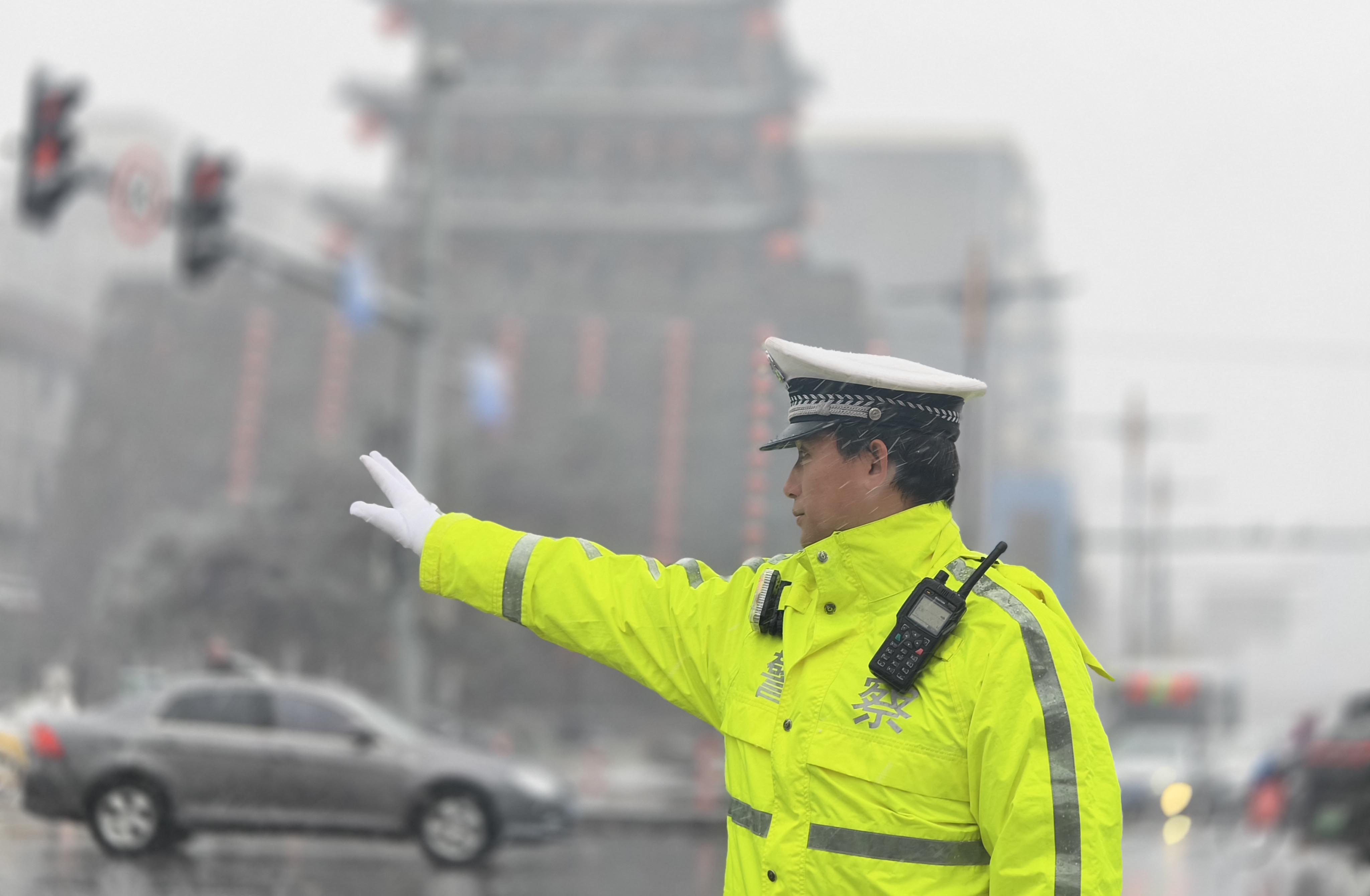 雨雪中堅(jiān)守 沈陽(yáng)交警守護(hù)市民平安出行