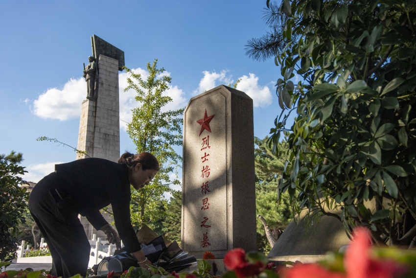 市民來到沈陽抗美援朝烈士陵園祭奠。人民網(wǎng)記者 邱宇哲攝