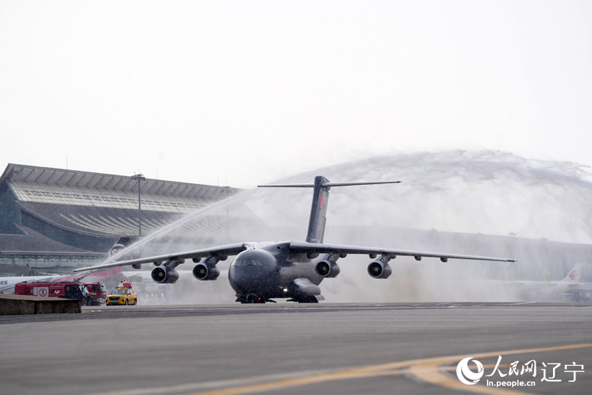 第十批在韓中國(guó)人民志愿軍烈士遺骸搭乘空軍運(yùn)-20專機(jī)回國(guó)，沈陽(yáng)桃仙國(guó)際機(jī)場(chǎng)以水門(mén)最高禮遇迎志愿軍烈士。人民網(wǎng)記者 邱宇哲 攝