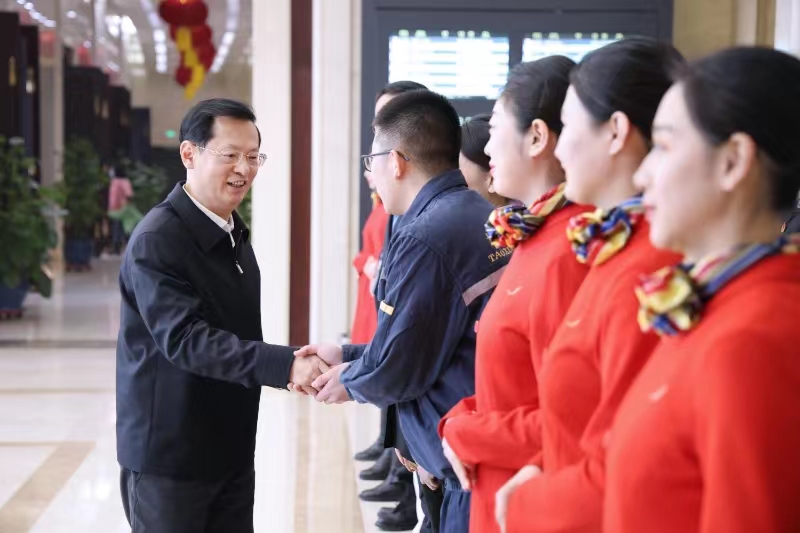 陳綠平（左一）在沈陽桃仙國際機(jī)場股份有限公司商旅保障部慰問一線職工。