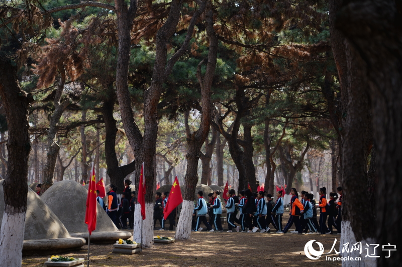 沈陽(yáng)少先隊(duì)員祭掃抗美援朝烈士陵園。人民網(wǎng)記者 邱宇哲攝