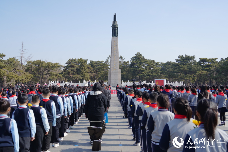 沈陽(yáng)少先隊(duì)員祭掃抗美援朝烈士陵園。人民網(wǎng)記者 邱宇哲攝