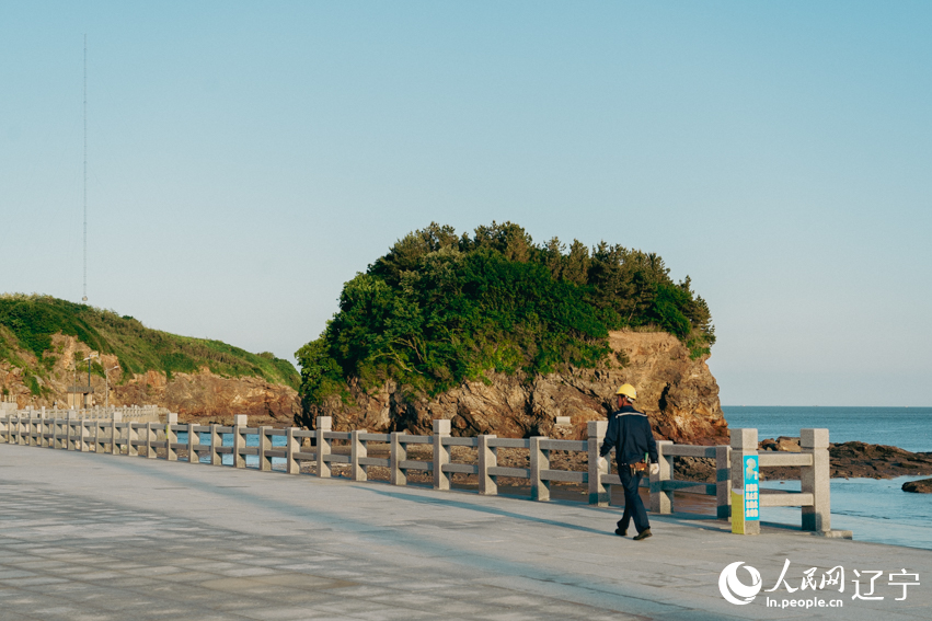 在守護(hù)海島電力的漫長(zhǎng)歲月中，楊棟已經(jīng)堅(jiān)持了36年。人民網(wǎng)記者 邱宇哲攝