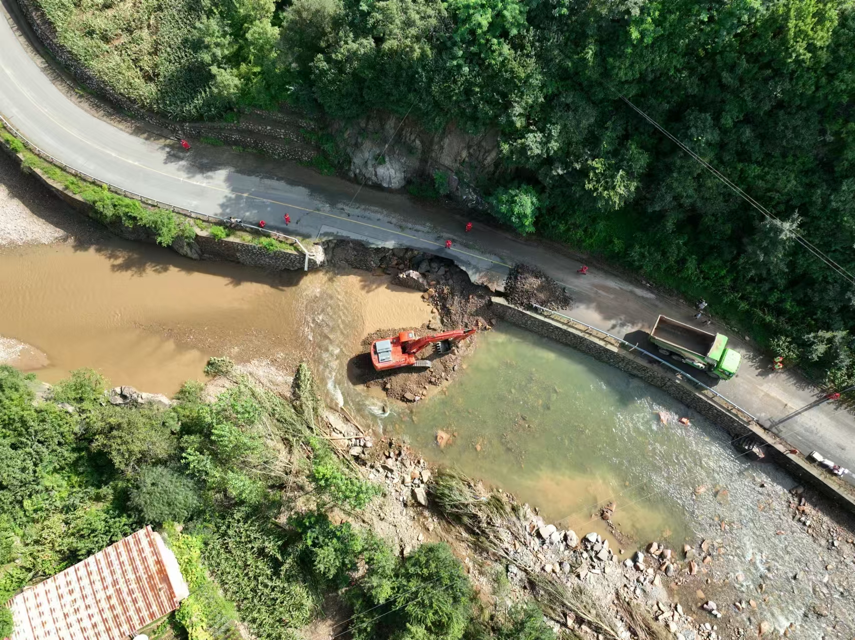 修復(fù)路基、疏通河道，綏中縣加碑巖鄉(xiāng)水毀道路陸續(xù)搶通【4】