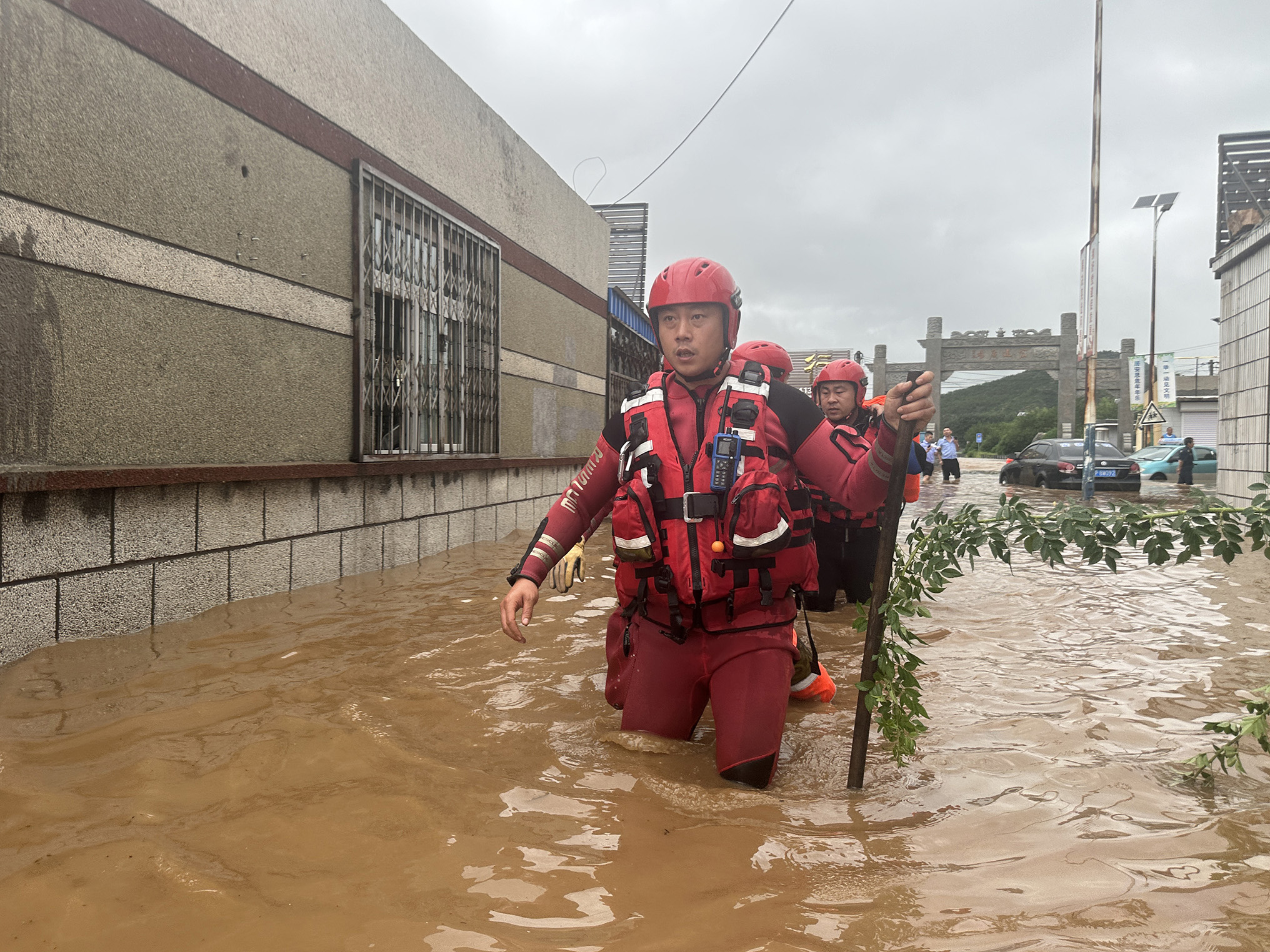 8月20日，遼寧省葫蘆島市連山區(qū)，水下情況不明，消防員蹚水探路前進。遼寧省消防救援總隊供圖